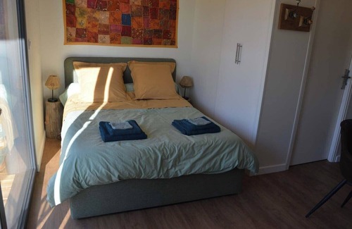Nouan-sur-Loire Cabina | Lodge on the edge of a pond, at the gateway to Chambord and the Loire.