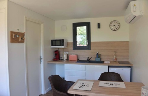 Nouan-sur-Loire Cabina | Lodge on the edge of a pond, at the gateway to Chambord and the Loire.