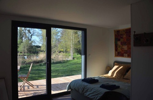 Nouan-sur-Loire Cabina | Lodge on the edge of a pond, at the gateway to Chambord and the Loire.