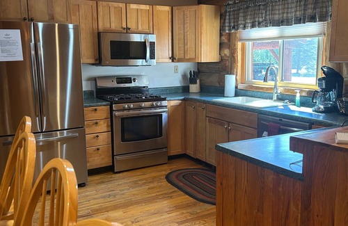 Grayling Cabina | Lodge on the Manistee: Sun-Drenched Days & Cool River Nights—Book Your Summer Escape