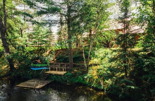 Grayling Cabina | Lodge on the Manistee: Sun-Drenched Days & Cool River Nights—Book Your Summer Escape