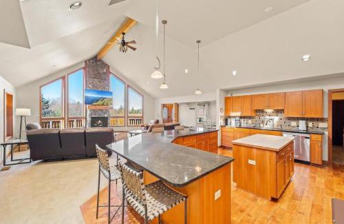 Sedro-Woolley Casa | Lodge-Style Retreat 10 Acres King Beds