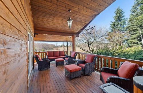 Sedro-Woolley Casa | Lodge-Style Retreat 10 Acres King Beds