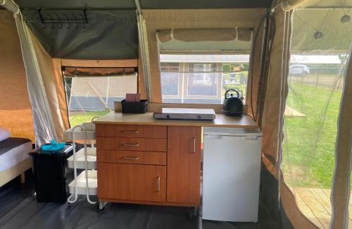 Nistelrode Otro | Lodge tent hondje met privé sanitair