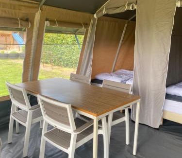 Nistelrode Otro | Lodge tent hondje met privé sanitair