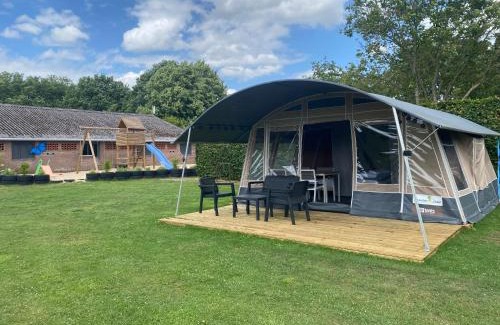 Nistelrode Otro | Lodge tent hondje met privé sanitair