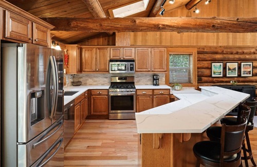 Mountain View Casa | Lodge Vibes in the City - Large Log Home