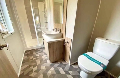Woodhorn Cabina | Lodge with a Sea View and Private Parking, Full Bathroom and En Suite