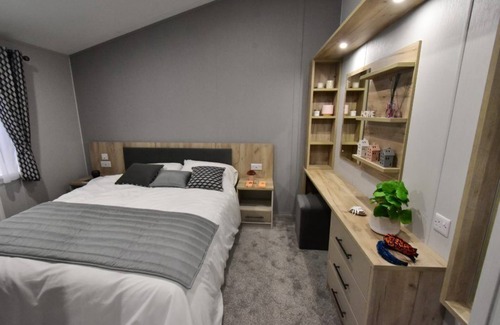 Woodhorn Cabina | Lodge with a Sea View and Private Parking, Full Bathroom and En Suite