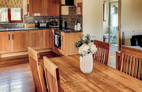 Llanddewi Ystradenny Chalet De Esquí | Alojamiento de 2 habitaciones en Llanddewi, Nr. Llandrindod Wells