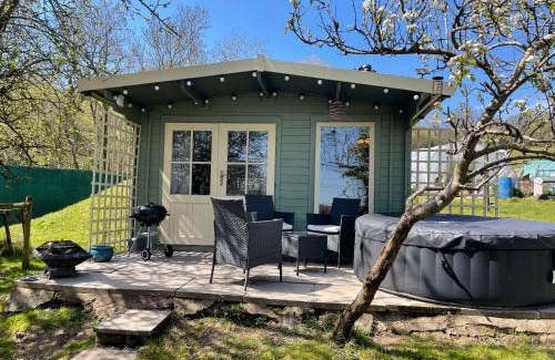 Talybont-on-Usk Casa | Lodge with HotTub-Garden-PetsOK-Bbq-MountainViews
