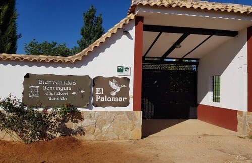 Pedro Muñoz Chalet De Esquí | Alojamiento ubicado en un entorno natural y tranquilo.