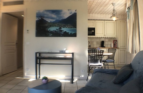 Duingt Apartamento | Lodging with terrace ON LAKE, in residence with PRIVATE BEACH and pontoon