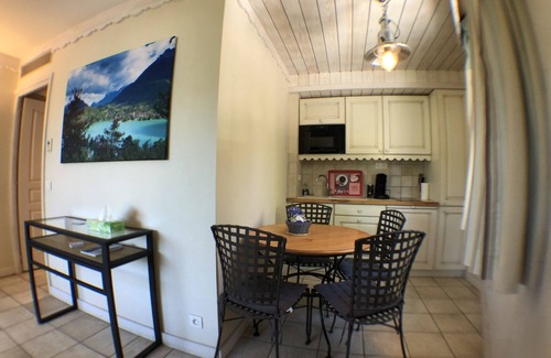 Duingt Apartamento | Lodging with terrace ON LAKE, in residence with PRIVATE BEACH and pontoon