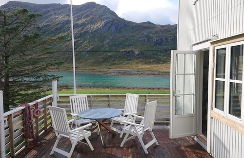 Flakstad Casa | Lofoten Fjord House - Mountain & Seaview