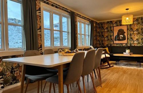 Flakstad Casa | Lofoten Fjord House - Mountain & Seaview