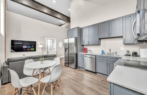 Cleveland Apartamento | Loft+2Bd+65"TV+8 Min from DT CLE