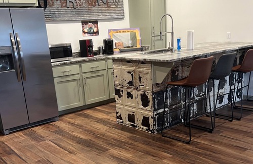 Oneonta Apartamento | Loft apartment in entertainment district of town for the family!