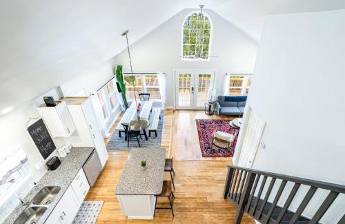Sleepy Hollow Casa | Loft Cabin w, Hot Tub, Fire Pit, Huge Deck & WiFi!