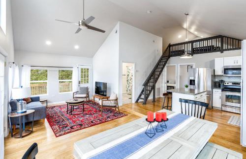 Sleepy Hollow Casa | Loft Cabin w, Hot Tub, Fire Pit, Huge Deck & WiFi!