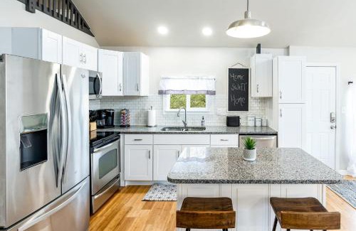 Sleepy Hollow Casa | Loft Cabin w, Hot Tub, Fire Pit, Huge Deck & WiFi!