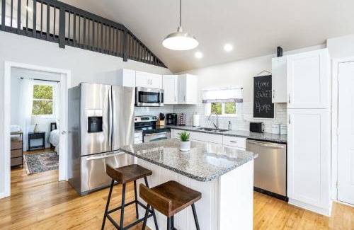 Sleepy Hollow Casa | Loft Cabin w, Hot Tub, Fire Pit, Huge Deck & WiFi!