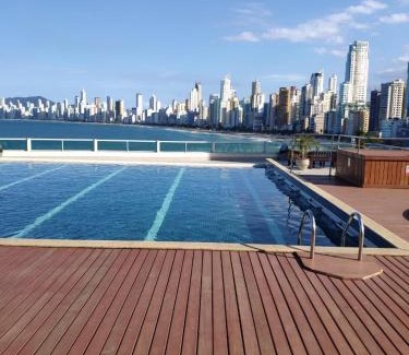 Pioneiros Apartamento | LOFT com garagem e piscina Prédio frente MAR