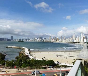 Pioneiros Apartamento | LOFT com garagem e piscina Prédio frente MAR