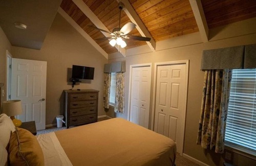 Gatlinburg Complejo | LOFT COTTAGES /AUTUMN . TREETOPS RESORT, GATLINBURG 3BDRM/3BATH FRIDAY CHECK IN