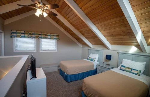 Gatlinburg Complejo | LOFT COTTAGES /AUTUMN . TREETOPS RESORT, GATLINBURG 3BDRM/3BATH FRIDAY CHECK IN