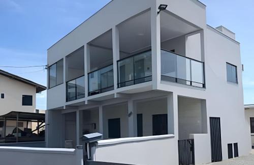 Meia Praia Apartamento | Loft’s -260m da Praia- C/AR -Tv filmes e Series