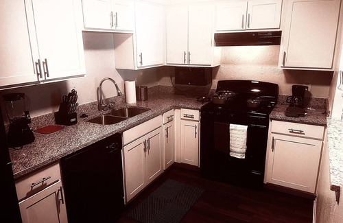 Clarkston Apartamento | loft style unit... perfect for a relaxing getaway,15 min from shopping and more!