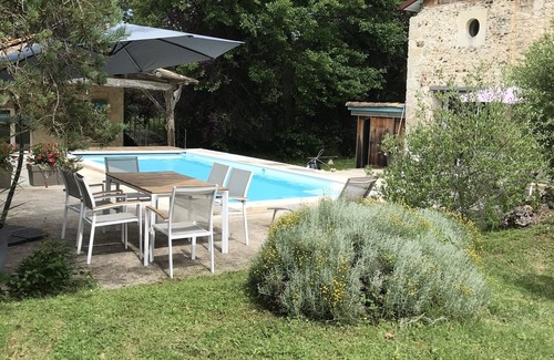 Saint-Pierre-du-Palais Cabaña | Loft con jacuzzi y sauna en la orilla del río ...