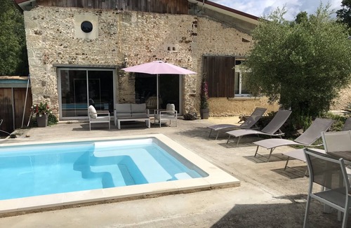 Saint-Pierre-du-Palais Cabaña | Loft con jacuzzi y sauna en la orilla del río ...