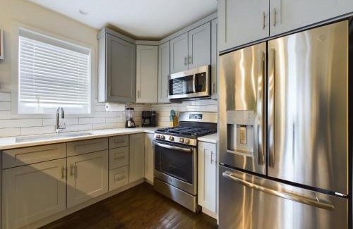 West Town Casa | Loft with Chefs Kitchen a Balcony and Onsite Parking