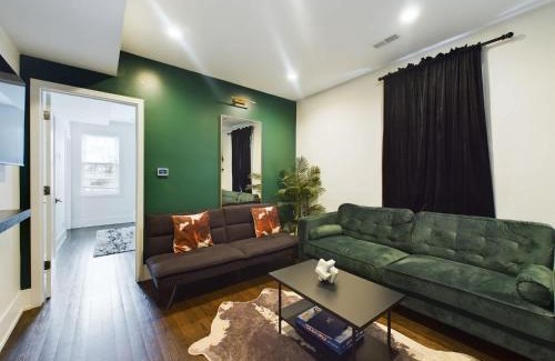 West Town Casa | Loft with Chefs Kitchen a Balcony and Onsite Parking