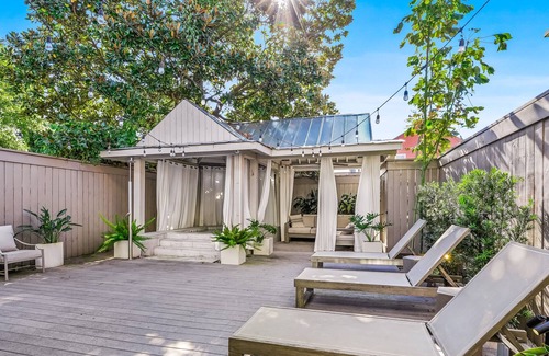 Irish Channel Apartamento | Lofted Downtown Gem W/ Shared hot tub, Steam Rooms, Sun Deck, & Tea Garden!