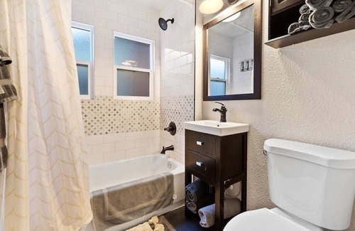 Baker Apartamento | Loftium | Bright Suite In the Heart of South Broadway!