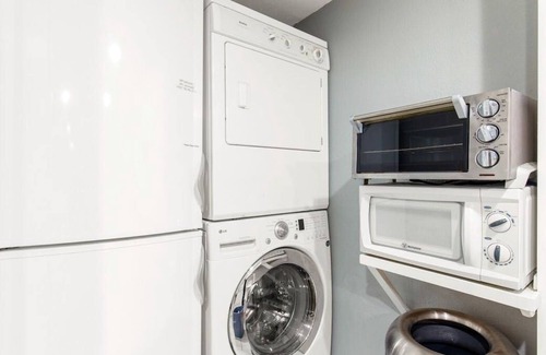 Hough Apartamento | Loftium | Vintage Suite with Modern Touches Throughout!