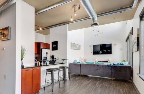 Loring Heights Apartamento | LOFTY CREM DE LA CREME SUITE