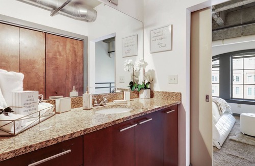 Loring Heights Apartamento | LOFTY CREM DE LA CREME SUITE