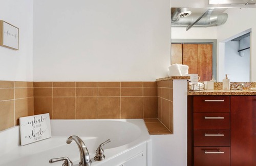Loring Heights Apartamento | LOFTY CREM DE LA CREME SUITE