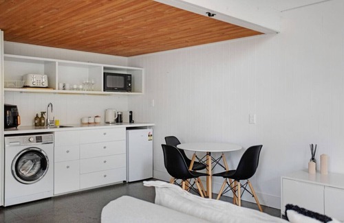 Freemans Bay Casa | Lofty Haven in Ponsonby with Parking