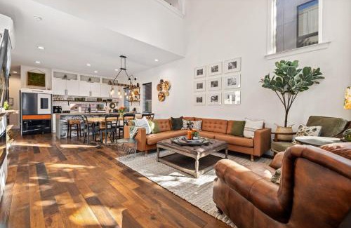Downtown Casa | Lofty Pursuit - Downtown - Hot Tub - Momentary