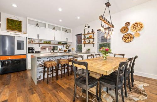 Downtown Casa | Lofty Pursuit - Downtown - Hot Tub - Momentary