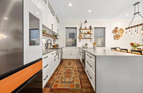 Downtown Casa | Lofty Pursuit - Downtown - Hot Tub - Momentary