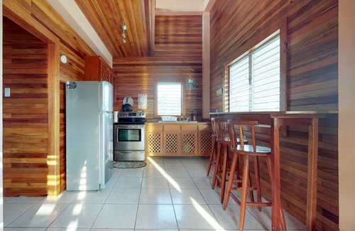 Cayo Corker Cabaña | ¡NUEVO LISTADO! Espacio alto con veranda privada y a 10 minutos a pie de la ciudad.
