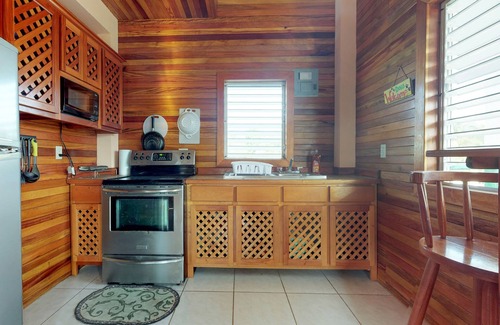 Cayo Corker Cabaña | ¡NUEVO LISTADO! Espacio alto con veranda privada y a 10 minutos a pie de la ciudad.
