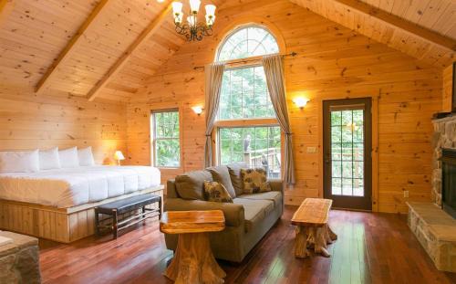Millersburg Casa | Lofty Willows Treehouse by Amish Country Lodging