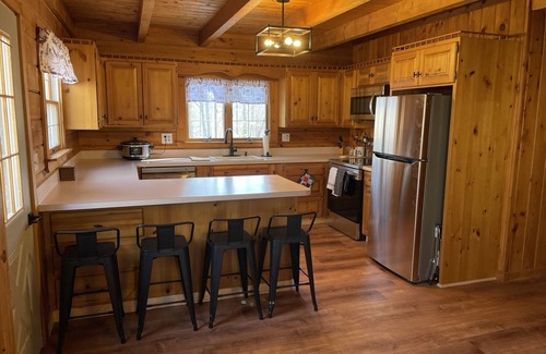 Bristol Cabina | Log Cabin 1.6 Miles from Newfound Lake! Pet Friendly! Sleeps up to 10
